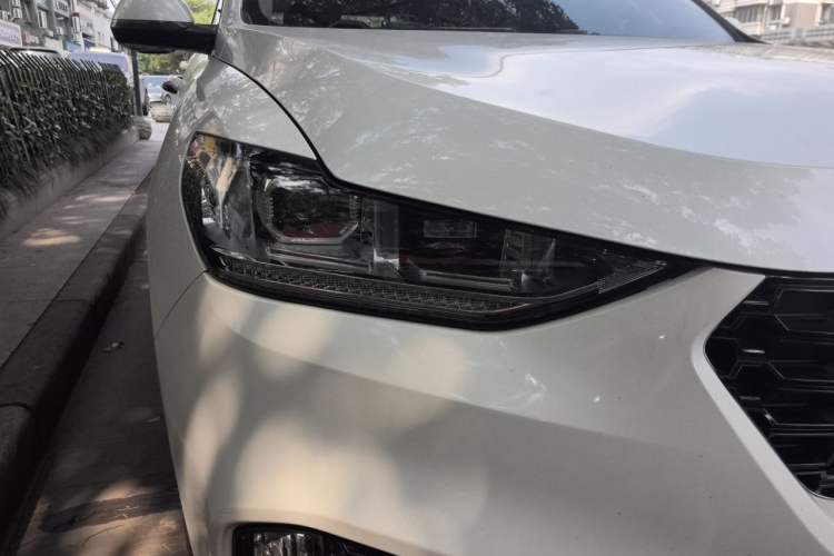 Used Wey VV6 2018 2.0T Two-Wheel-Drive Ultra-Luxury Version China V Standard Right Front Headlight