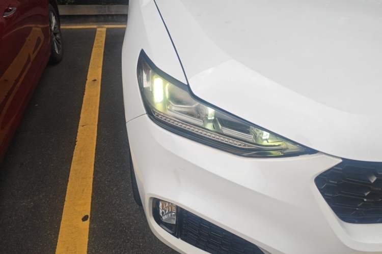 Used Wey VV6 2018 2.0T Two-Wheel-Drive Ultra-Luxury Version China V Standard Right Front Headlight