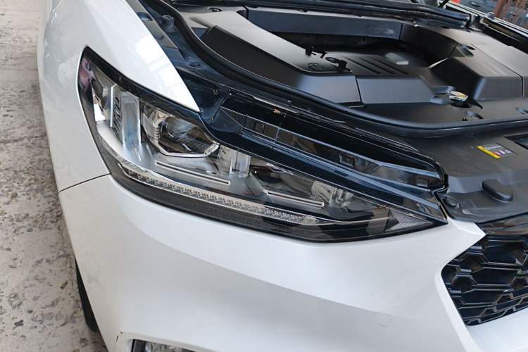 Used Wey VV6 2018 2.0T Two-Wheel-Drive Ultra-Luxury Version China V Standard Right Front Headlight