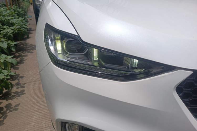 Used Wey VV6 2018 2.0T Two-Wheel-Drive Ultra-Luxury Version China V Standard Right Front Headlight