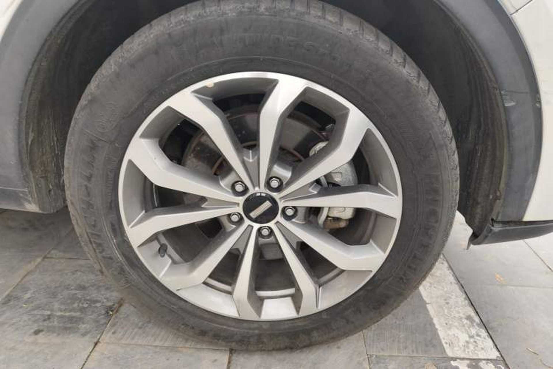 Used Wey VV6 2018 2.0T Two-Wheel-Drive Ultra-Luxury Version China V Standard Right Front Wheel Hub