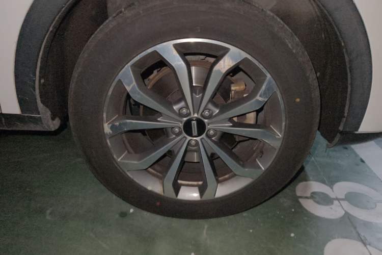 Used Wey VV6 2018 2.0T Two-Wheel-Drive Ultra-Luxury Version China V Standard Right Front Wheel Hub