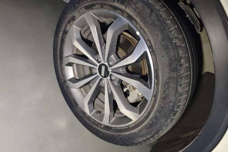Used Wey VV6 2018 2.0T Two-Wheel-Drive Ultra-Luxury Version China V Standard Right Front Wheel Hub