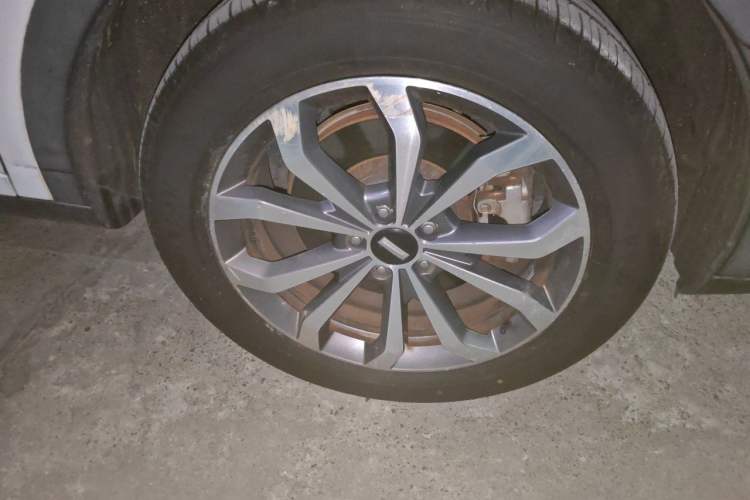 Used Wey VV6 2018 2.0T Two-Wheel-Drive Ultra-Luxury Version China V Standard Right Front Wheel Hub