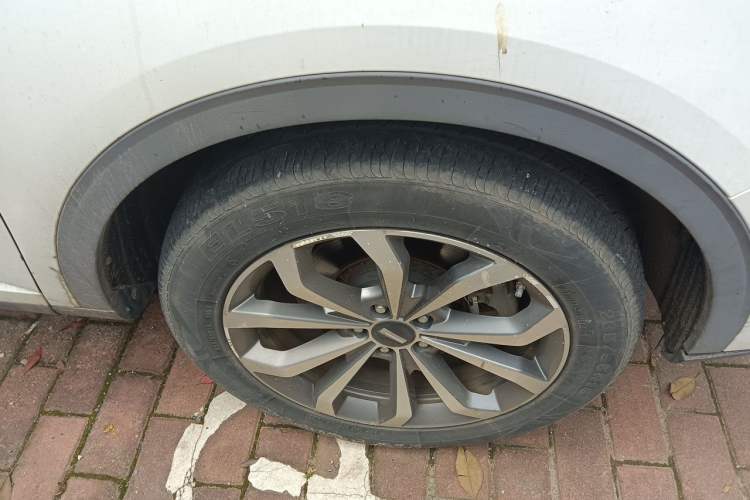 Used Wey VV6 2018 2.0T Two-Wheel-Drive Ultra-Luxury Version China V Standard Right Front Wheel Hub