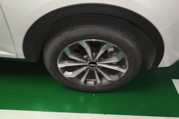 Used Wey VV6 2018 2.0T Two-Wheel-Drive Ultra-Luxury Version China V Standard Right Front Wheel Hub