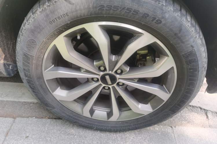 Used Wey VV6 2018 2.0T Two-Wheel-Drive Ultra-Luxury Version China V Standard Right Front Wheel Hub
