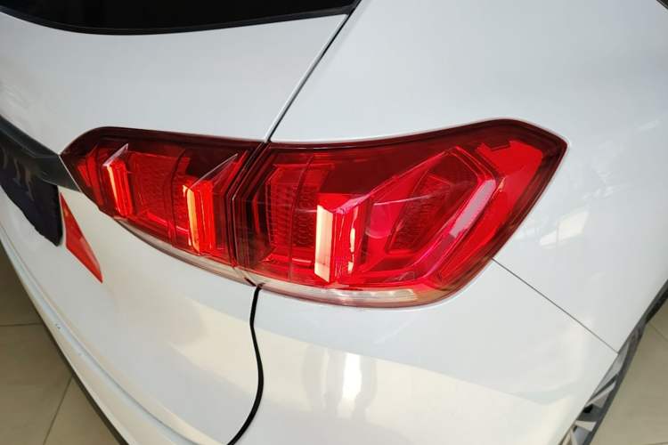 Used Wey VV6 2018 2.0T Two-Wheel-Drive Ultra-Luxury Version China V Standard Right Rear Taillight