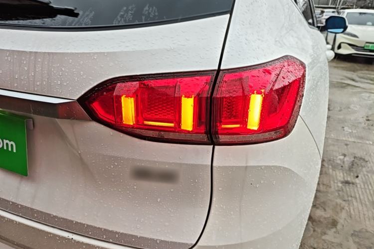 Used Wey VV6 2018 2.0T Two-Wheel-Drive Ultra-Luxury Version China V Standard Right Rear Taillight