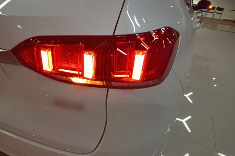 Used Wey VV6 2018 2.0T Two-Wheel-Drive Ultra-Luxury Version China V Standard Right Rear Taillight