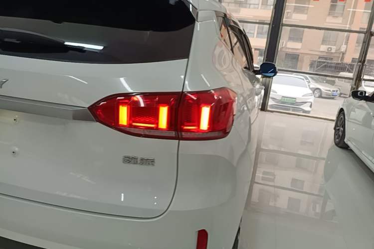 Used Wey VV6 2018 2.0T Two-Wheel-Drive Ultra-Luxury Version China V Standard Right Rear Taillight