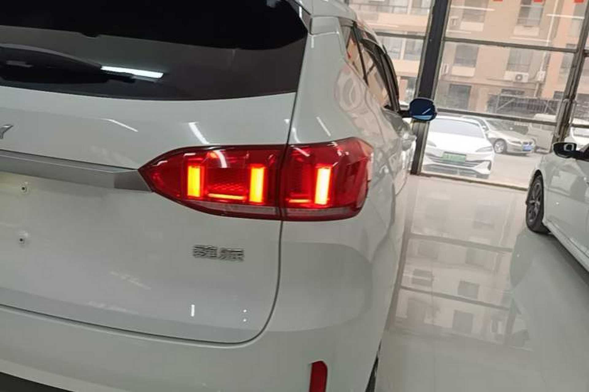 Used Wey VV6 2018 2.0T Two-Wheel-Drive Ultra-Luxury Version China V Standard Right Rear Taillight