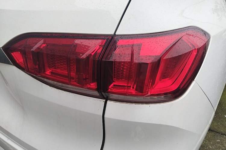 Used Wey VV6 2018 2.0T Two-Wheel-Drive Ultra-Luxury Version China V Standard Right Rear Taillight