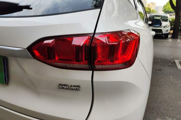 Used Wey VV6 2018 2.0T Two-Wheel-Drive Ultra-Luxury Version China V Standard Right Rear Taillight