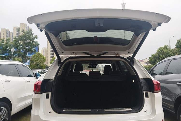Used Wey VV6 2018 2.0T Two-Wheel-Drive Ultra-Luxury Version China V Standard Trunk