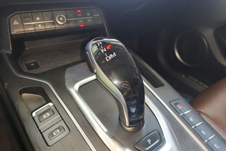 Used Wey VV6 2019 2.0T Two-Wheel-Drive Ultra-Luxury Version China VI Standard Gear Lever