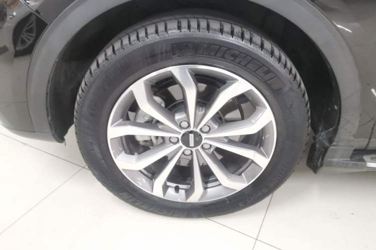 Used Wey VV6 2019 2.0T Two-Wheel-Drive Flagship Version China VI Standard Left Front Wheel Hub