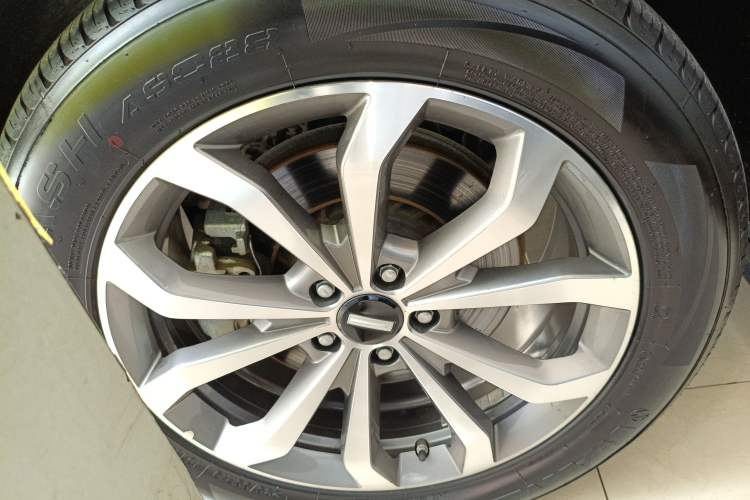 Used Wey VV6 2019 2.0T Two-Wheel-Drive Flagship Version China VI Standard Left Front Wheel Hub