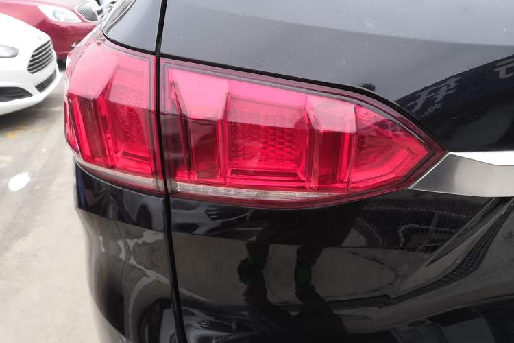 Used Wey VV6 2019 2.0T Two-Wheel-Drive Ultra-Luxury Version China VI Standard Left Rear Taillight