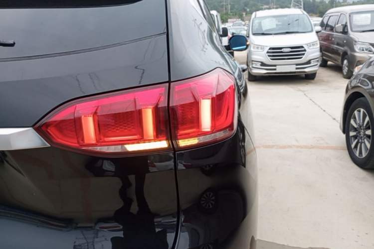Used Wey VV6 2019 2.0T Two-Wheel-Drive Ultra-Luxury Version China VI Standard Right Rear Taillight