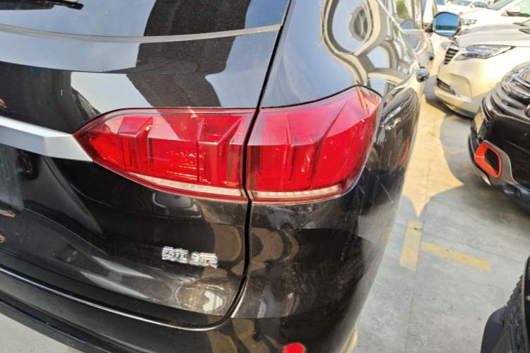 Used Wey VV6 2019 2.0T Two-Wheel-Drive Ultra-Luxury Version China VI Standard Right Rear Taillight