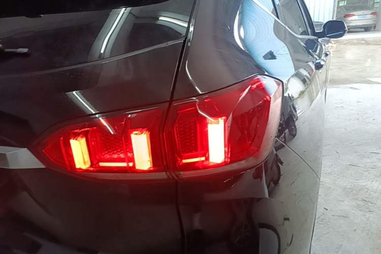 Used Wey VV6 2019 2.0T Two-Wheel-Drive Flagship Version China VI Standard Right Rear Taillight
