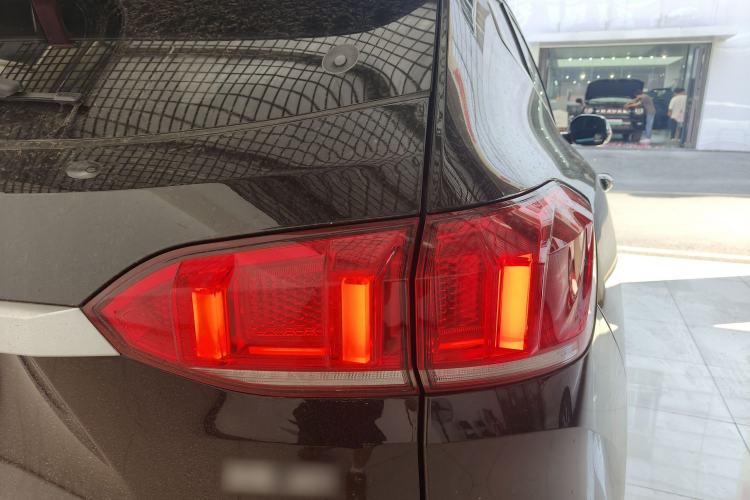 Used Wey VV6 2019 2.0T Two-Wheel-Drive Ultra-Luxury Version China VI Standard Right Rear Taillight