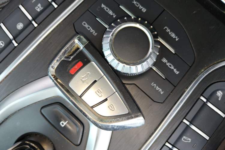 Used Wey VV6 2019 2.0T Two-Wheel-Drive Ultra-Luxury Version China VI Standard Vehicle Key