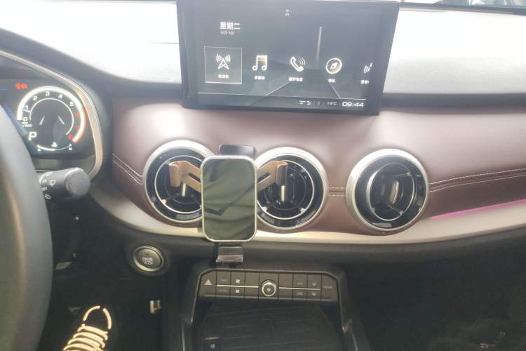 Used Wey VV6 2019 2.0T Two-Wheel-Drive Ultra-Luxury Version China VI Standard Audio And AC Panel