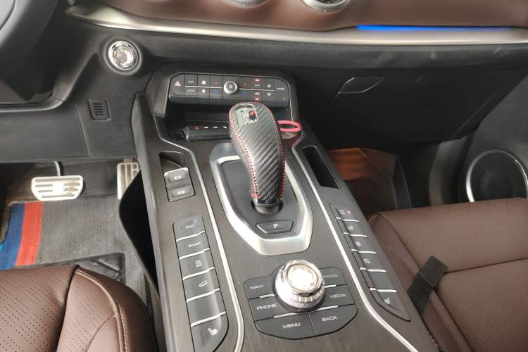 Used Wey VV6 2019 2.0T Two-Wheel-Drive Ultra-Luxury Version China VI Standard Gear Lever