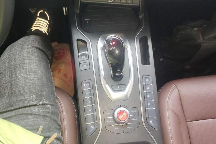 Used Wey VV6 2019 2.0T Two-Wheel-Drive Ultra-Luxury Version China VI Standard Gear Lever