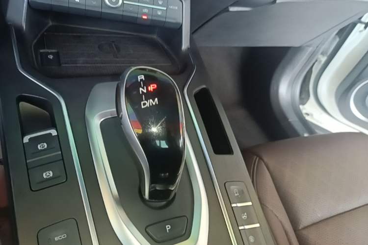 Used Wey VV6 2019 2.0T Two-Wheel-Drive Ultra-Luxury Version China VI Standard Gear Lever