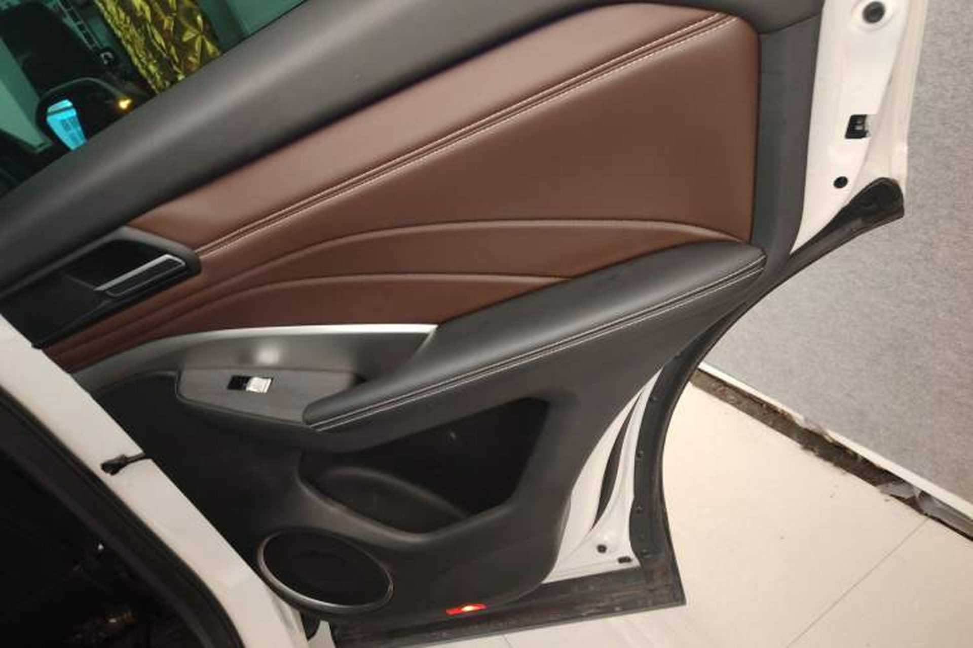 Used Wey VV6 2019 2.0T Two-Wheel-Drive Ultra-Luxury Version China VI Standard Right Rear Door Interior