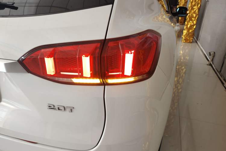 Used Wey VV6 2019 2.0T Two-Wheel-Drive Ultra-Luxury Version China VI Standard Right Rear Taillight