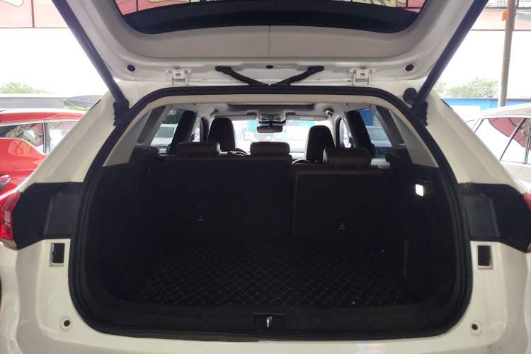 Used Wey VV6 2019 2.0T Two-Wheel-Drive Ultra-Luxury Version China VI Standard Trunk