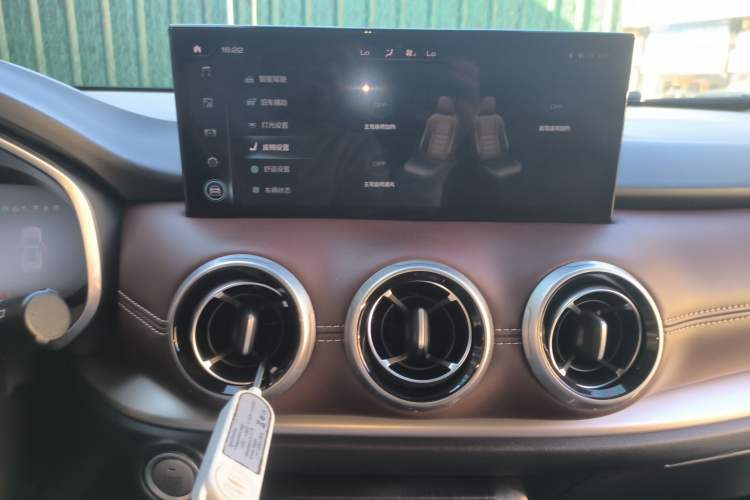 Used Wey VV6 2020 2.0T Two-Wheel Drive Smart Enjoyment+ Audio And AC Panel