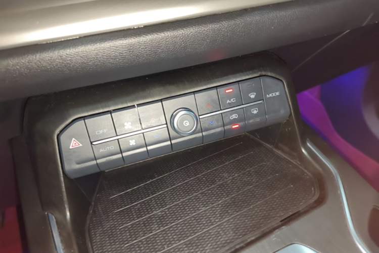 Used Wey VV6 2020 2.0T Two-Wheel Drive Collie SmartDrive+ Audio And AC Panel