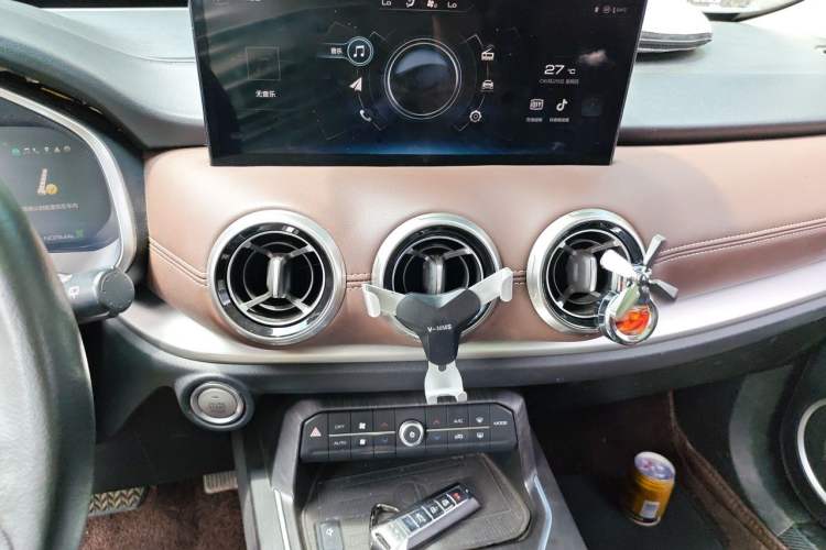 Used Wey VV6 2020 2.0T Two-Wheel Drive Smart Enjoyment+ Audio And AC Panel