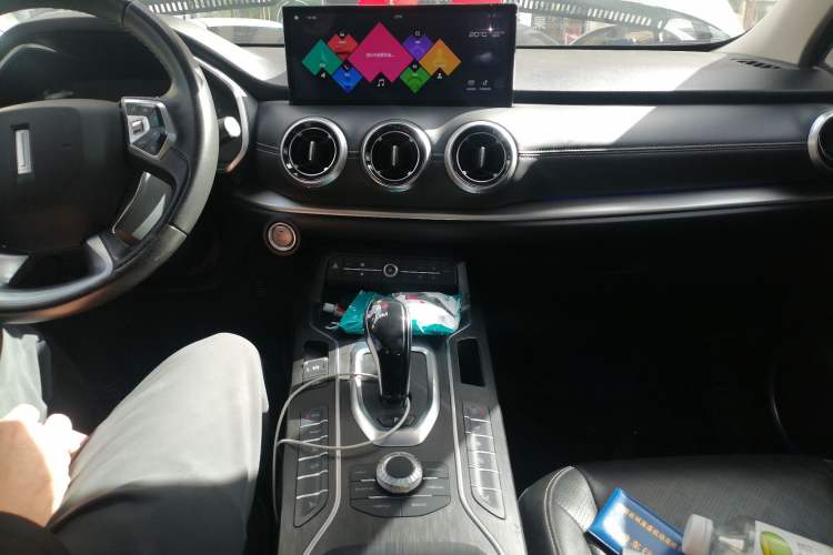 Used Wey VV6 2020 2.0T Two-Wheel Drive Smart Enjoyment+ Audio And AC Panel