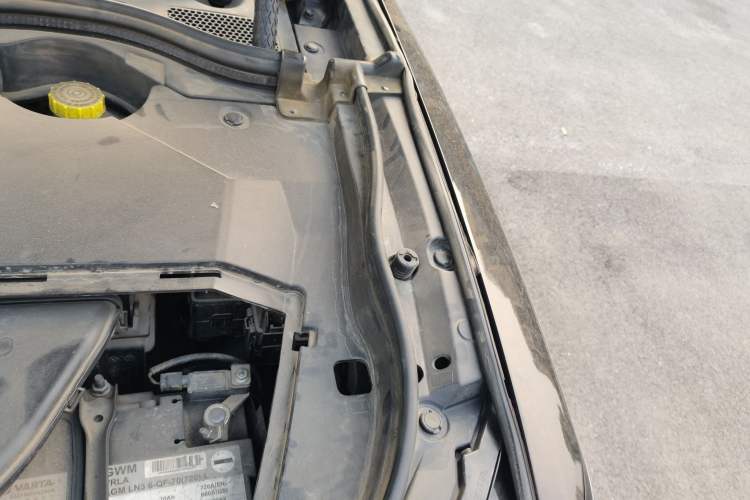 Used Wey VV6 2020 2.0T Two-Wheel Drive Smart Protection+ Engine Bay Left