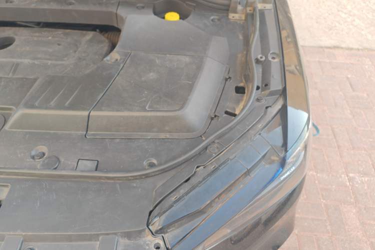 Used Wey VV6 2020 2.0T Two-Wheel Drive Smart Protection+ Engine Bay Left