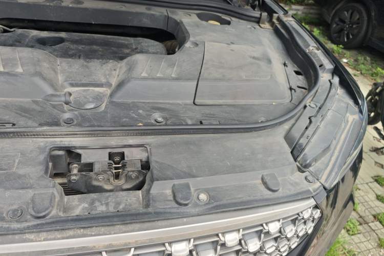Used Wey VV6 2020 2.0T Two-Wheel Drive Smart Protection+ Engine Bay Left