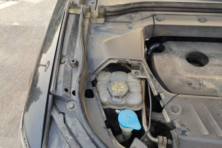 Used Wey VV6 2020 2.0T Two-Wheel Drive Smart Protection+ Engine Bay Right