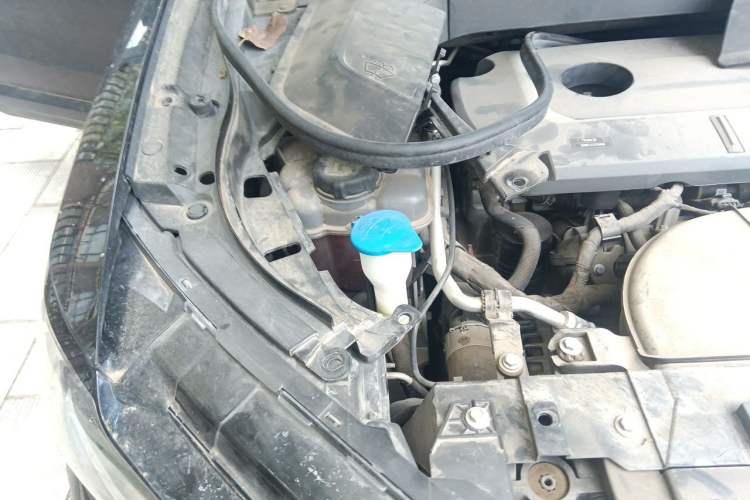 Used Wey VV6 2020 2.0T Two-Wheel Drive Smart Protection+ Engine Bay Right