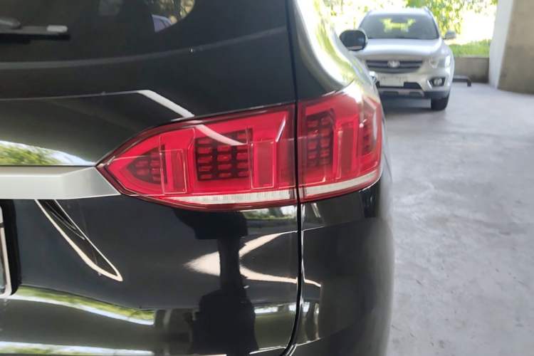 Used Wey VV6 2020 2.0T Two-Wheel Drive Smart Protection+ Exterior 3