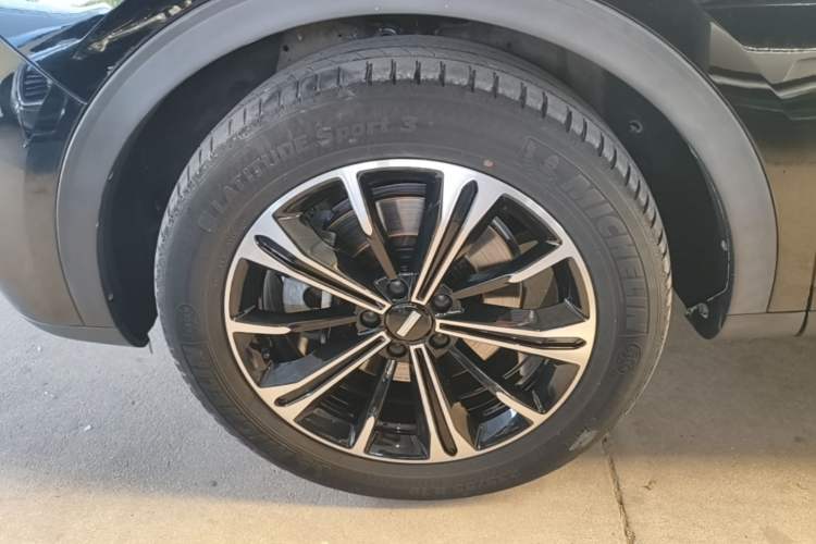 Used Wey VV6 2020 2.0T Two-Wheel Drive Smart Protection+ Left Front Wheel Hub