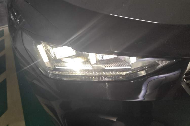 Used Wey VV6 2020 2.0T Two-Wheel Drive Smart Enjoyment+ Right Front Headlight