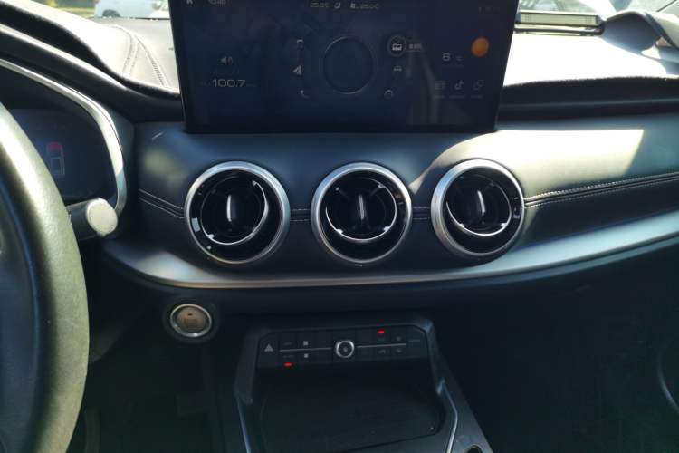 Used Wey VV6 2020 2.0T Two-Wheel Drive Smart Protection+ Audio And AC Panel