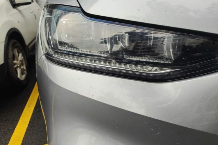 Used Wey VV6 2020 2.0T Two-Wheel Drive Smart Enjoyment+ Right Front Headlight