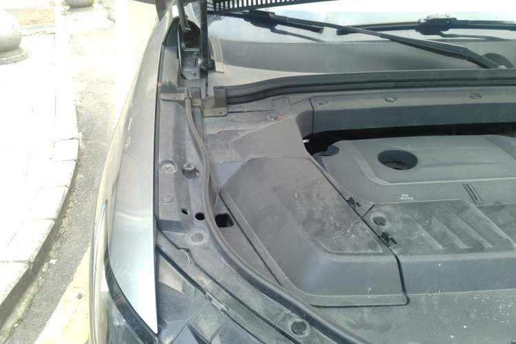 Used Wey VV6 2020 2.0T Two-Wheel Drive Smart Protection+ Engine Bay Right